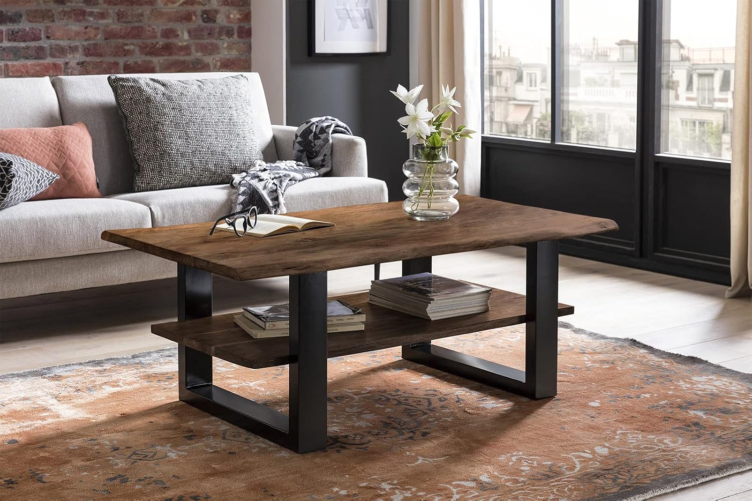 SAM Couchtisch, Akazienholz massiv + nussbaumfarben + lackiert, Beistelltisch mit schwarzem U-Metallgestell