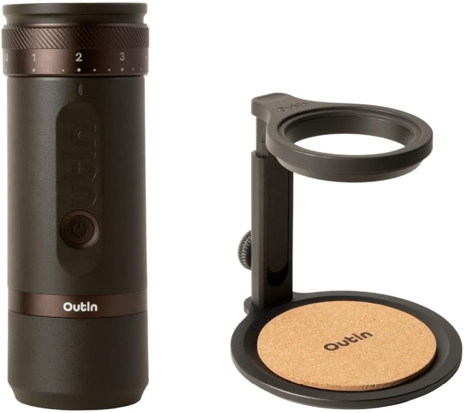 OutIn Fino tragbare elektrische Kaffeemühle und abnehmbarer Ständer im Kaffeemasch